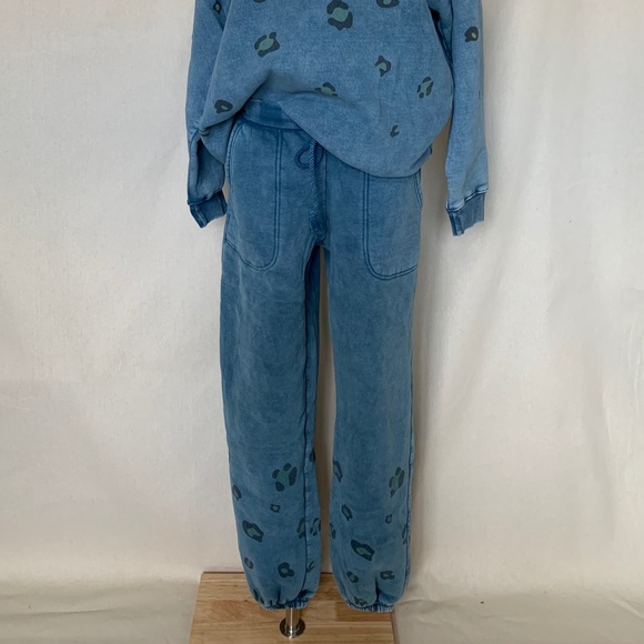 Leopard Lounge Set - Picture 2 of 4